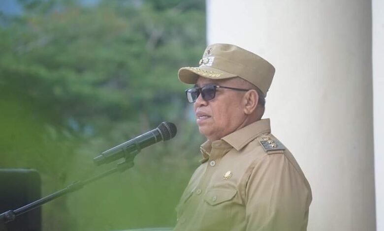Wakil Bupati Bolmut Drs Hi Amin Lasena saat memberikan pengarahan kepada seluruh ASN dihalaman kantor Bupati Bolmut pada senin (8/5/2023) kemarin