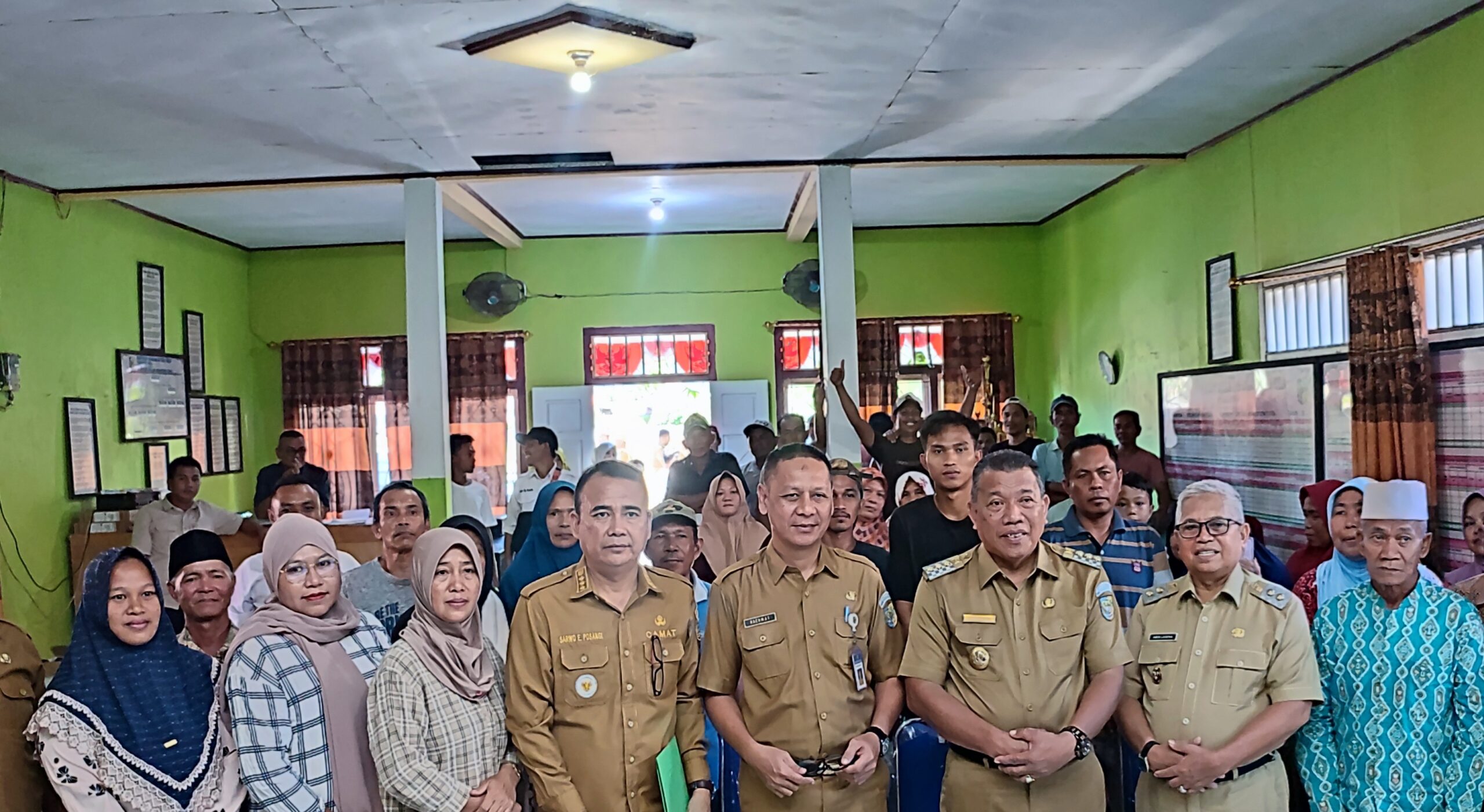Bupati Depri Pontoh bersama Wakil Bupati amin lasena bersama jajarannya dan masyarakat minaga senin (28/8/2023) dikantor desa minaga
