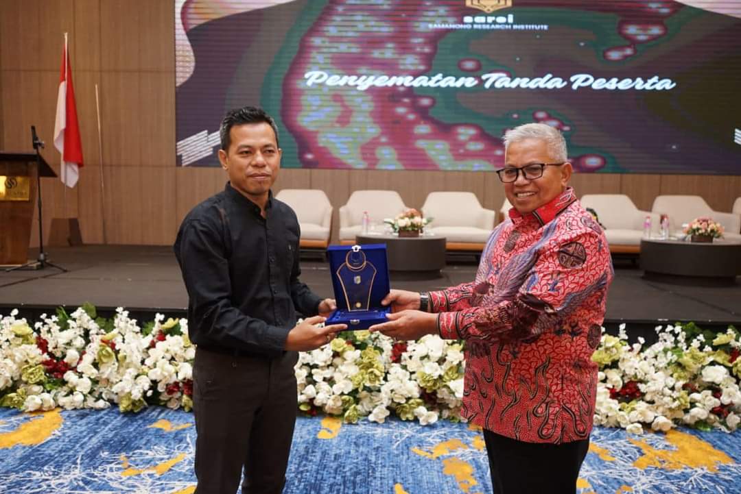 Wabup Amin Lasena bersama Direktur Sarei Samanong Research Intitute Jakarta, Hasrianto dikegiatan bimtek Sikeudes berbasis online 2.0.5 dilantai 6 The Centra manado pada selasa (5/9/2023)