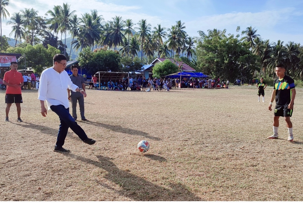 Senator Djafar Alkatiri menendang bola pertama pembukaan turnamen sepak bola antar desa se-kabupaten Bolmut dilapagan desa bohabak 2 minggu (3/9/2023)