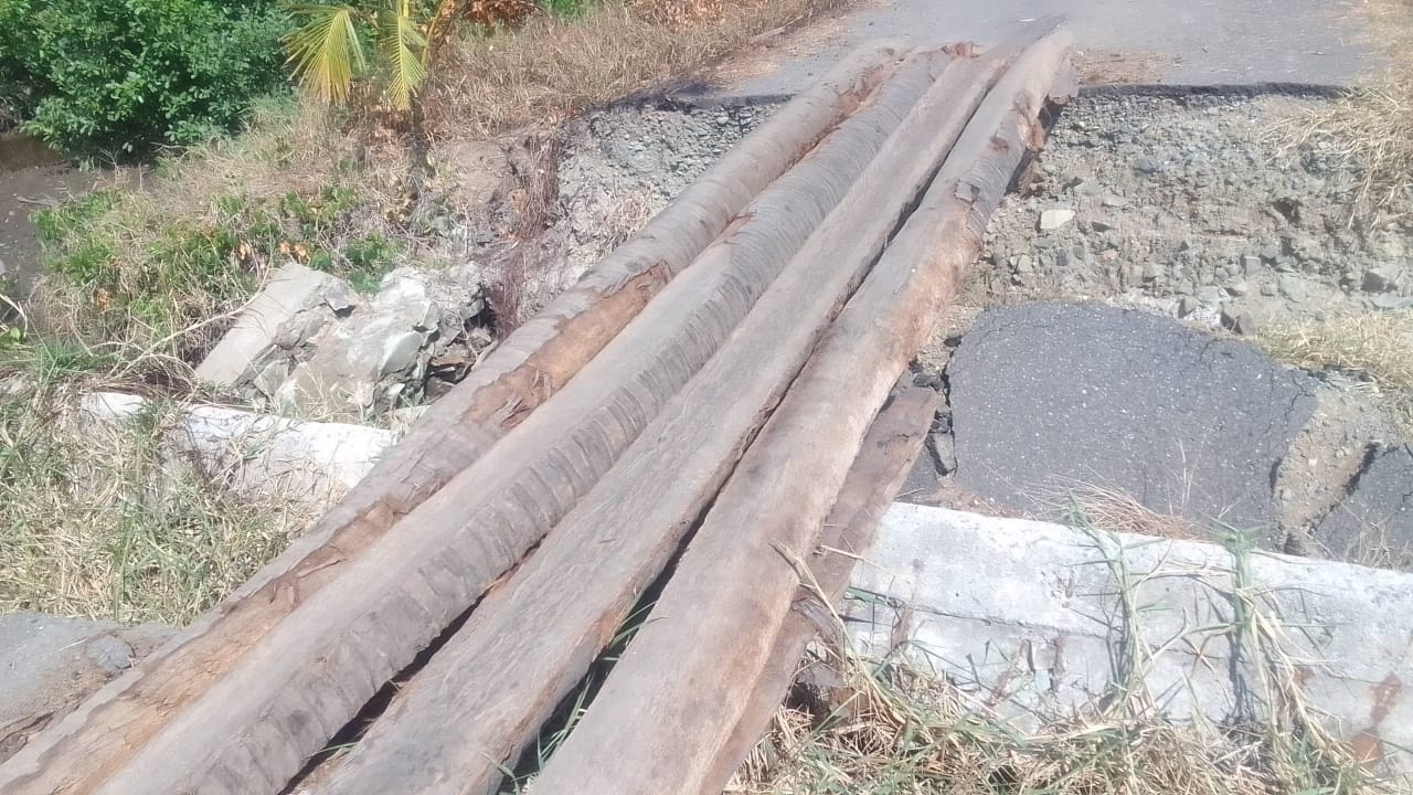 kondisi jembatan desa minanga penghubung antar desa kamis (30/11/2023)