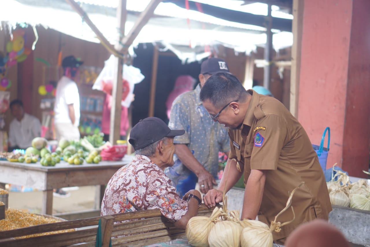 Akrab : pj Bupati Sirajudin Lasena saat menyapa pedagang dipasar Boroko pada selasa (16/1/2024)