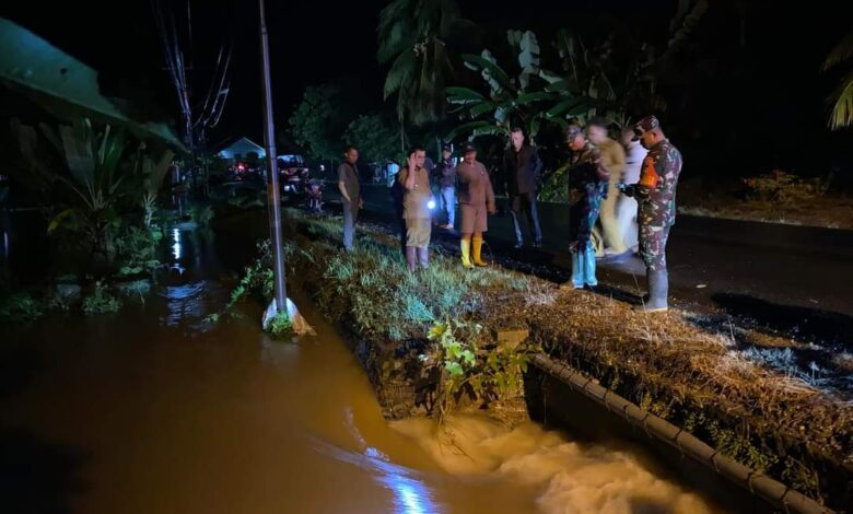 Pj Bupati Sirajudin Lasena saat menunjau debit air dilokasi rawan banjir senin malam (12/2) kemarin