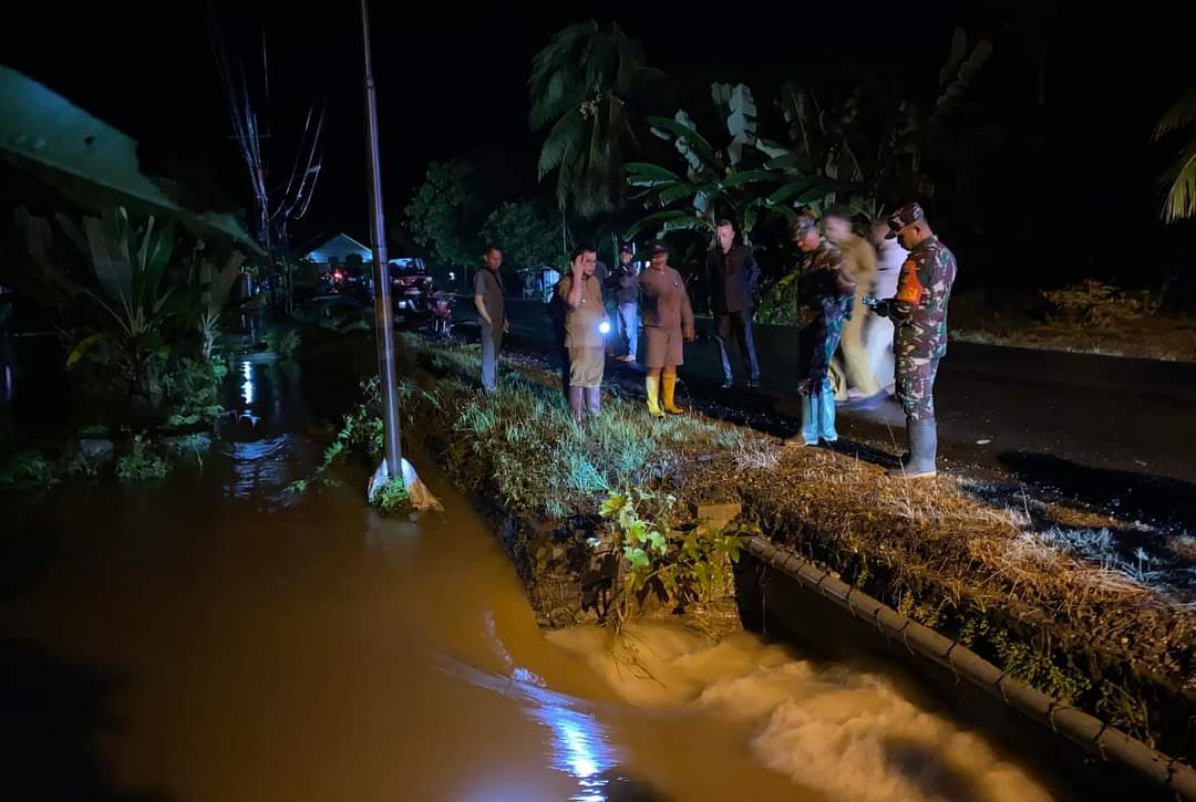 Pj Bupati Sirajudin Lasena saat menunjau debit air dilokasi rawan banjir senin malam (12/2) kemarin