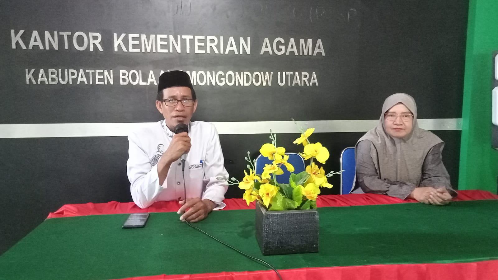 Istimewah : Ketua Baznas Bolmut Iswan Sya'ban bersama jajarannya saat memberikan keterangan Zakat Fitrah tahun 2024 dikantor Kemenag Bolmut (28/3/2024)