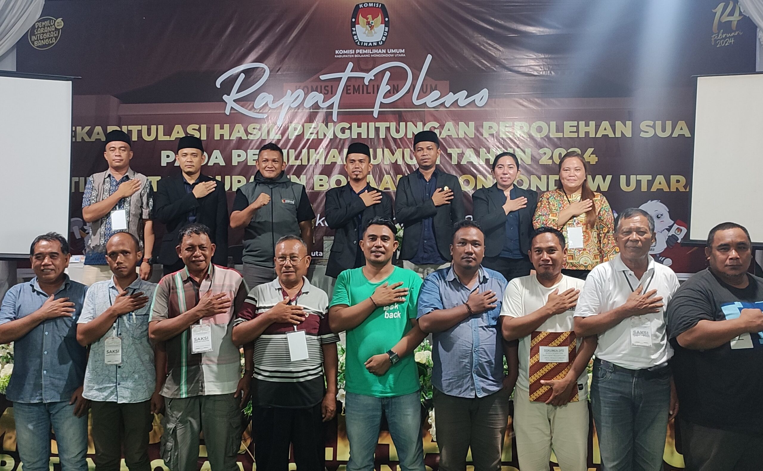 KPUD Bolmut bersama Bawaslu beserta saksi Parpol saat foto bersama setelah penutupan hasil pleno sabtu (2/3/2024)