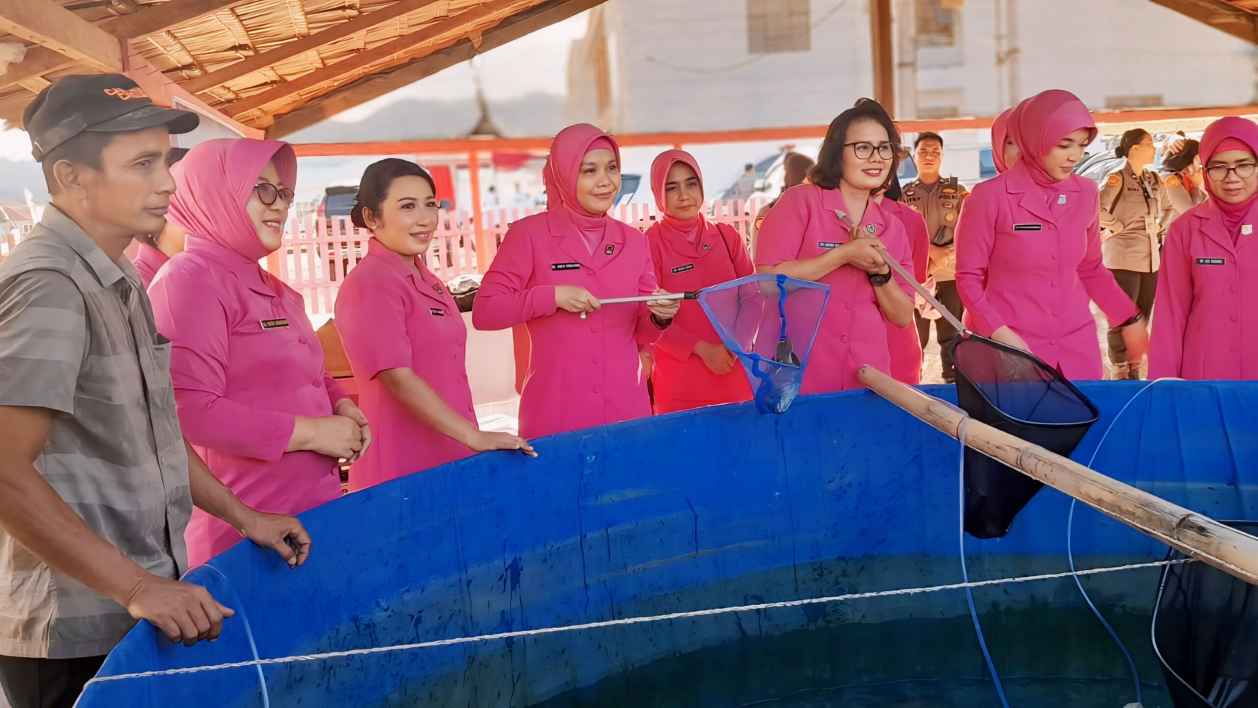 Sam Laiya (pakai topi) bersama ibu-ibu Bhayangkari dilokasi kolam Bioflog polres Bolmut kamis (25/4/2024)