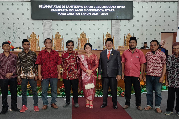 Frangky Chendra bersama masyarakat pendukungnya selepas pelantikan di gedung DPRD Bolmut selasa (17/9/2024)