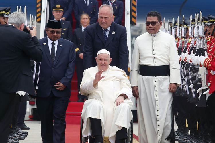 Paus Fransiskus (tengah) didampingi Menteri Agama Yaqut Cholil Qoumas (kedua kiri) dan Romo Markus Solo Kewuta (kanan) turun dari pesawat setibanya dari Vatikan di Bandara Internasional Soekarno Hatta, Tangerang, Banten, Selasa (3/9/2024). Pemimpin Takhta Suci Vatikan tersebut dijadwalkan melakukan kunjungan pada 4-5 September 2024 ke sejumlah tempat di Jakarta, seperti Istana Negara, Gereja Katedral, Masjid Istiqlal, dan Stadion Utama Gelora Bung Karno (SUGBK).