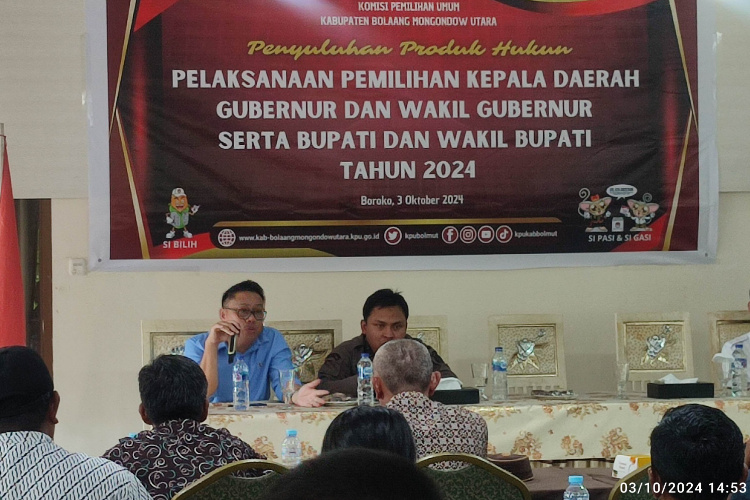 Kepala Seksi Perdata dan Tata Usaha Negara Kejaksaan Negeri Bolmut Nalkry. K. Lasut SH. Saat membawakan materi produk hukum pilkada 2024 di Coconat Cafe Boroko (3/10/2024) Dokumentasi: Timenusantara.com/Fadlan Ibunu