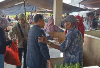 Sirajudin Lasena saat temui pedagang kecil dipasar sangkub kecamatan sangkub Kabupaten Bolmut Jumat (4/10/2024)