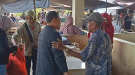 Sirajudin Lasena saat temui pedagang kecil dipasar sangkub kecamatan sangkub Kabupaten Bolmut Jumat (4/10/2024)