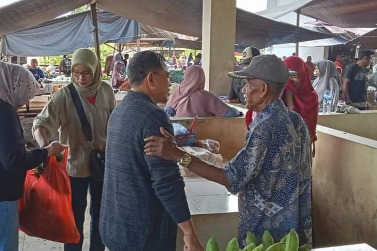 Sirajudin Lasena saat temui pedagang kecil dipasar sangkub kecamatan sangkub Kabupaten Bolmut Jumat (4/10/2024)