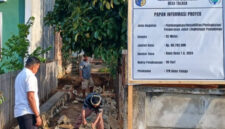 Sangadi Talaga Rahamt Djangko saat memantau pekerjaan Proyek pembangunan Rehabilitasi Peningkatan Pengerasan jalan Lingkungan pemukiman di Desa Talaga Kecamatan Bintauna dengan panjang 92 M, pagu anggaran: Rp.60.702.000 Bersumber dari angaran : DD tahun 2024.