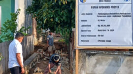 Sangadi Talaga Rahamt Djangko saat memantau pekerjaan Proyek pembangunan Rehabilitasi Peningkatan Pengerasan jalan Lingkungan pemukiman di Desa Talaga Kecamatan Bintauna dengan panjang 92 M, pagu anggaran: Rp.60.702.000 Bersumber dari angaran : DD tahun 2024.