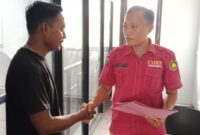 DPP LKGSAI Bidang Saber Pungli, Nanag Toradja saat menyerahkan dokumen pelaporan tambang illegal di Mapolres Pohuwato Rabu (31/10/2024) Doc/Nopri Dotulong