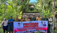 Pejabat Bupati Bolmut, Darwin Muksin, yang diwakili oleh Penjabat Sekretaris Daerah, Dr. H. Abdul Nazarudin Maloho, secara simbolis melaksanakan proses pembangunan dengan peletakan batu pertama di Desa Kuala, Kecamatan Kaidipang pada Selasa (19/11/2024)