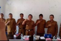 Tangkapan layar : Vidio Viral Camat Sangtombolang bersama aparat desa saat menyeruakan dukungan mereka kepada pasangan Nomor Urut 1 Dipilgub Sulut