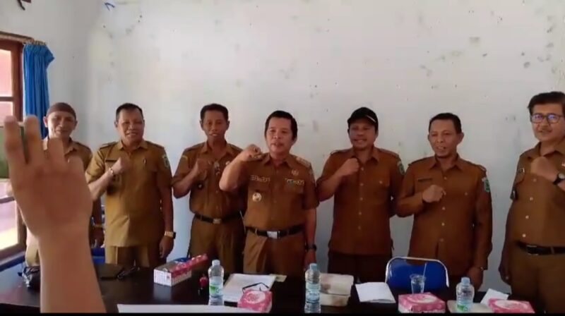 Tangkapan layar : Vidio Viral Camat Sangtombolang bersama aparat desa saat menyeruakan dukungan mereka kepada pasangan Nomor Urut 1 Dipilgub Sulut