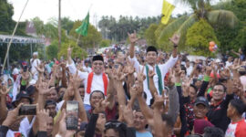 Ribuan masyarakat menyambut hangat pasangan calon bupati dan wakil bupati, Sirajudin Lasena dan Mohammad Aditiya Pontoh, dalam kampanye terbuka mereka di Desa Ollot kecamatan Bolangitang Barat pada sabtu (9/11/2024). 