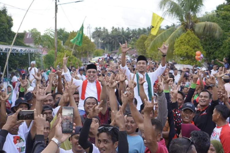 Ribuan masyarakat menyambut hangat pasangan calon bupati dan wakil bupati, Sirajudin Lasena dan Mohammad Aditiya Pontoh, dalam kampanye terbuka mereka di Desa Ollot kecamatan Bolangitang Barat pada sabtu (9/11/2024). 