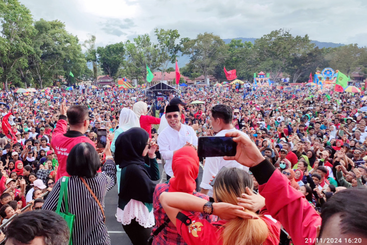 Pasangan calon Bupati dan Wakil Bupati Bolaang Mongondow Utara (Bolmut) nomor urut 3, Sirajudin Lasena (SJL) dan Mohammad Aditya Pontoh (MAP), saat menggelar kampanye terakhir yang dihadiri puluhan ribu warga Bolmut di Lapangan Kembar Boroko Kamis (21/11/2024). Doc/Fadlan Ibunu