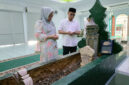 Sirajudin Lasena bersama Istri saat berziarah dimakam pendiri Alkhairat dikota palu sulawesi tengah pada rabu (4/12/2024)