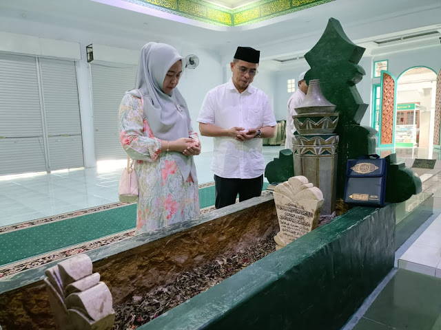 Sirajudin Lasena bersama Istri saat berziarah dimakam pendiri Alkhairat dikota palu sulawesi tengah pada rabu (4/12/2024)