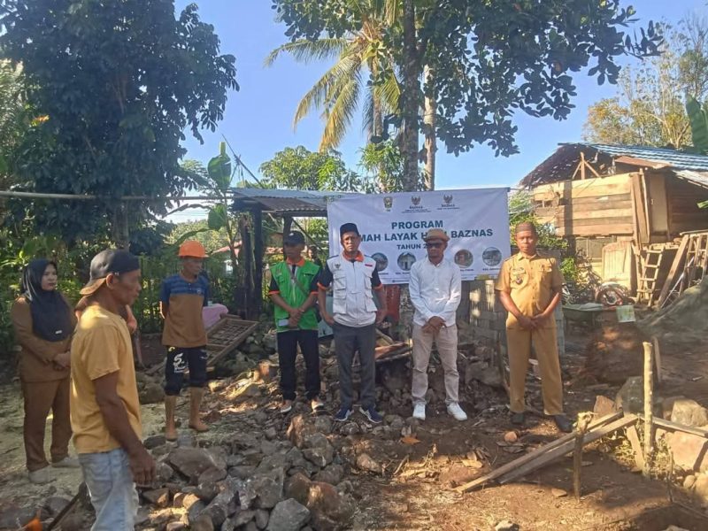 Peletakan Batu Pertama Program Rumah Layak Huni oleh Baznas Bolmut: Wujud Kepedulian kepada Sesama. Mari berbagi kebahagiaan dan rezeki dengan berzakat melalui Baznas. Bersama, kita bangun harapan bagi mereka yang membutuhkan. (Gambar/Dok: Iswan Syaaban)