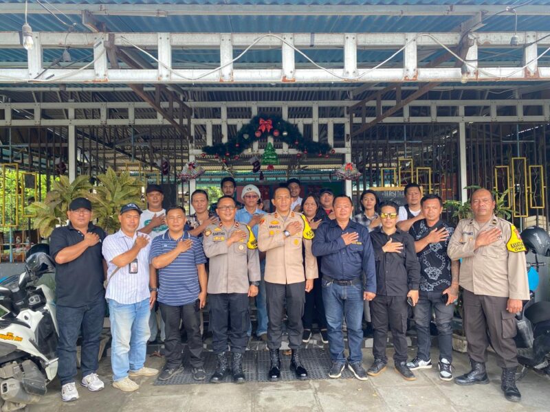 Polres Minahasa Selatan bersama wartawan saat kegiatan ‘Jumpa Pers’ di Rumah Makan Panorama Laut, Kelurahan Pondang, Kecamatan Amurang Timur, Kabupaten Minsel Rabu (4/12/2024). 