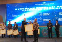 Penjabat (Pj) Bupati Bolaang Mongondow Utara (Bolmut), Drawin Muksin, menerima penghargaan bergengsi Anugerah Mapalus Pendidikan atas kontribusinya dalam kategori Dukungan Regulasi Program Prioritas Pendidikan dan Penyusunan Kurikulum Pendidikan Bidang Anti-Korupsi.