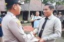 Kasat Reskrim Polres Kotamobagu, AKP Agus Sumandik, menerima penghargaan dari Kapolres Kotamobagu, AKBP Irwanto, SIK., MH., atas dedikasi dan keberhasilannya mengungkap berbagai kasus, menjadi teladan dalam penegakan hukum.