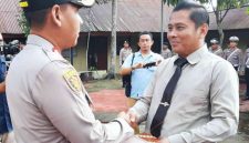 Kasat Reskrim Polres Kotamobagu, AKP Agus Sumandik, menerima penghargaan dari Kapolres Kotamobagu, AKBP Irwanto, SIK., MH., atas dedikasi dan keberhasilannya mengungkap berbagai kasus, menjadi teladan dalam penegakan hukum.