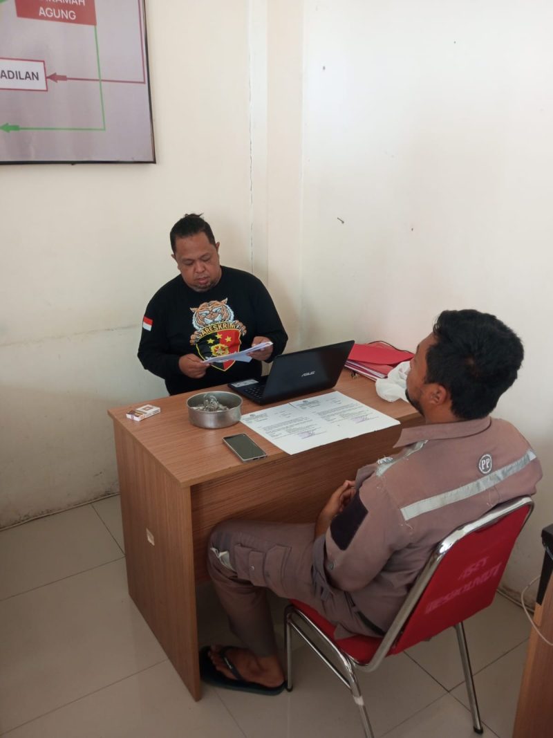 Penyidik Polres Bolmut saat memintai keterangan dari pihak penagung jawab PT PP di PLTU Sulut 1 Desa Binjeita Dikantor Polres Bolmut. Ganbar/Doc: Reskrim Polres Bolmut