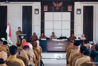 Bupati Bolmut Sirajudin Lasena didampingi Wakil Bupati Bolmut Mohammad Aditya Pontoh beserta OPD lainya saat memberikan sambutan pada rakor bersama digesung Bapelitbangda Senin (10/2025). Gambar/Doc: Fadlan Ibunu