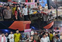 Bupati Sirajudin Lasena dan Wakil Bupati Mohammad Aditya Pontoh meninjau lapak pedagang serta berinteraksi dengan warga pada hari pertama pembukaan Pasar Rakyat Ramadhan di Lapangan Kembar Boroko.