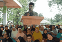 Akrab: Bupati Sirajudin Lasena saat disambut hangat masyarakat pada perayaan Halal bihalal pada Senin 7/4/2025.