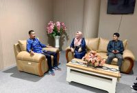 Wakil Bupati Bolmut, Moh. Aditya Pontoh bersama Rektor dan Dekan Kampus Ikhsan Gorontalo di Kantor Bupati Bolmut pada Kamis (17/4/2025)