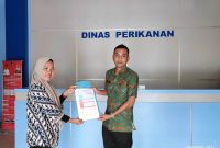 Wakil Bupati Mohammad Aditya Pontoh saat menerima data program Dinas Kelautan dan Perikanan Bolmut yang diserahkan langsung oleh Kepala Dinas, Kamis (10/4/2025)