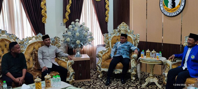 Akrab: Donal Lamunte bersama Bupati-Wabup  SJL_MAP dan Rektor Unisa sesaat sebelum kegiatan MoU dimulai.