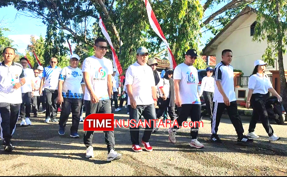Bupati dan Wakil Bupati Bolmut memimpin jalan sehat bersama jajaran dari Lapangan Kembar Boroko.