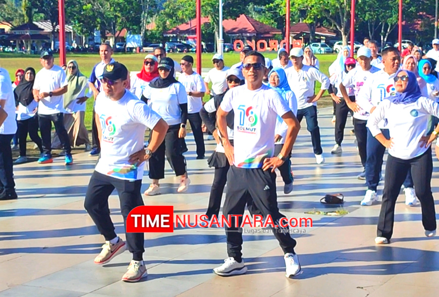 Bupati dan Wakil Bupati Bolmut bersama jajaran senam pagi bersama di Lapangan Kembar Boroko.