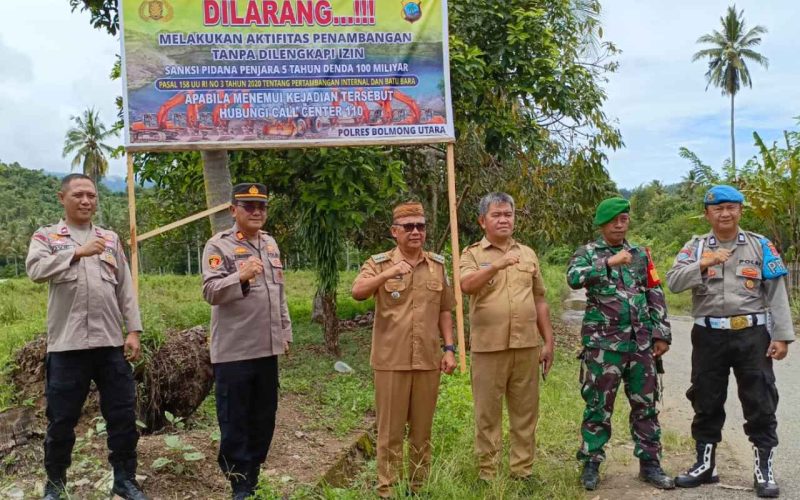 Sangadi Huntuk Oldy F. Kumolontang bersama Camat Bintauna dan TNI-Polri saat ikut serta menanam baliho peringatan aktifitas tambang ilegal diwilayah Bintauna Bolmut beberapa waktu lalu