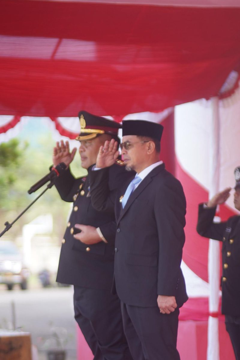 Kapolres Bolmut didampingi Bupati Bolmut saat memimpin upacara, barisan pasukan upacara, serta jajaran pejabat dan tamu undangan hadir dalam suasana khidmat. Gambar/Doc: Humas Polres Bolmut