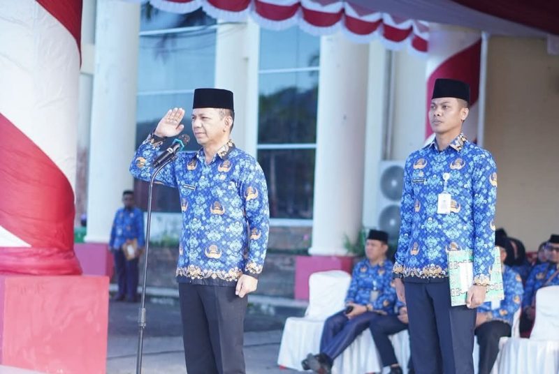 Sekda Jusnan Mokoginta saat pimpin apel korpri dihalaman kantor Bupati Boltara Minggu (17/8/2025) 