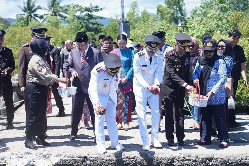 “Bupati dan Wakil Bupati bersama Forkopimda melakukan tabur bunga di Pelabuhan Boroko sebagai bentuk penghormatan kepada para pahlawan.”