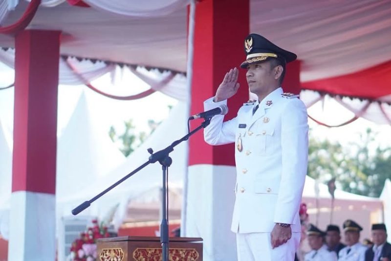 Wakil Bupati Boltara Moh. Aditya Pontoh saat memimpin upacara penurunan bendera HUT ke-80 RI di Lapangan Kembar Boroko.