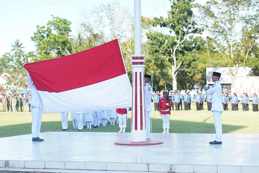 Pasukan Paskibraka Boltara dengan penuh khidmat menurunkan Sang Saka Merah Putih.