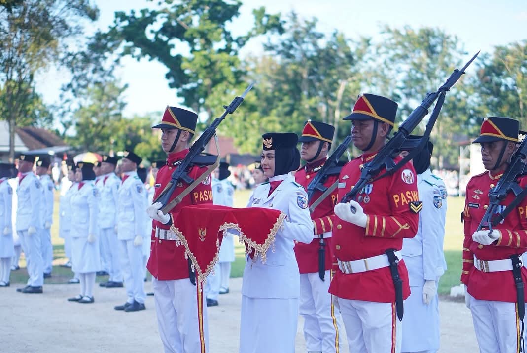 Suasana hikmat peserta upacara saat bendera diturunkan dalam peringatan HUT ke-80 Kemerdekaan RI.