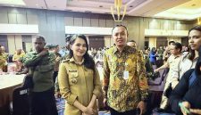Gubernur Sherly Tjoanda bersama Kepala BKPSDM Kabupaten Bolaang Mongondow Utara (Boltara) Kristanto Nani